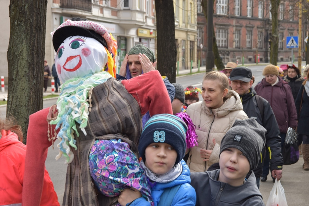 Przegonili zimę, powitali wiosnę! Ulicami Brzegu przeszedł 3. Integracyjny Marsz [ZDJĘCIA + VIDEO]