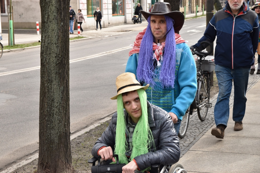 Przegonili zimę, powitali wiosnę! Ulicami Brzegu przeszedł 3. Integracyjny Marsz [ZDJĘCIA + VIDEO]