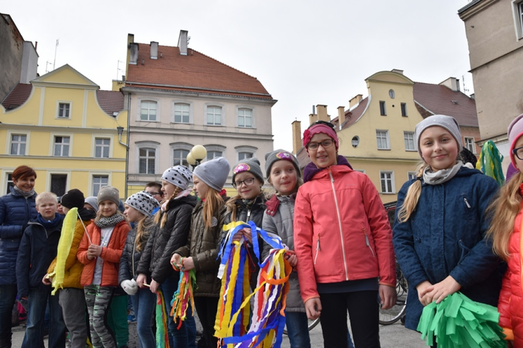 Przegonili zimę, powitali wiosnę! Ulicami Brzegu przeszedł 3. Integracyjny Marsz [ZDJĘCIA + VIDEO]