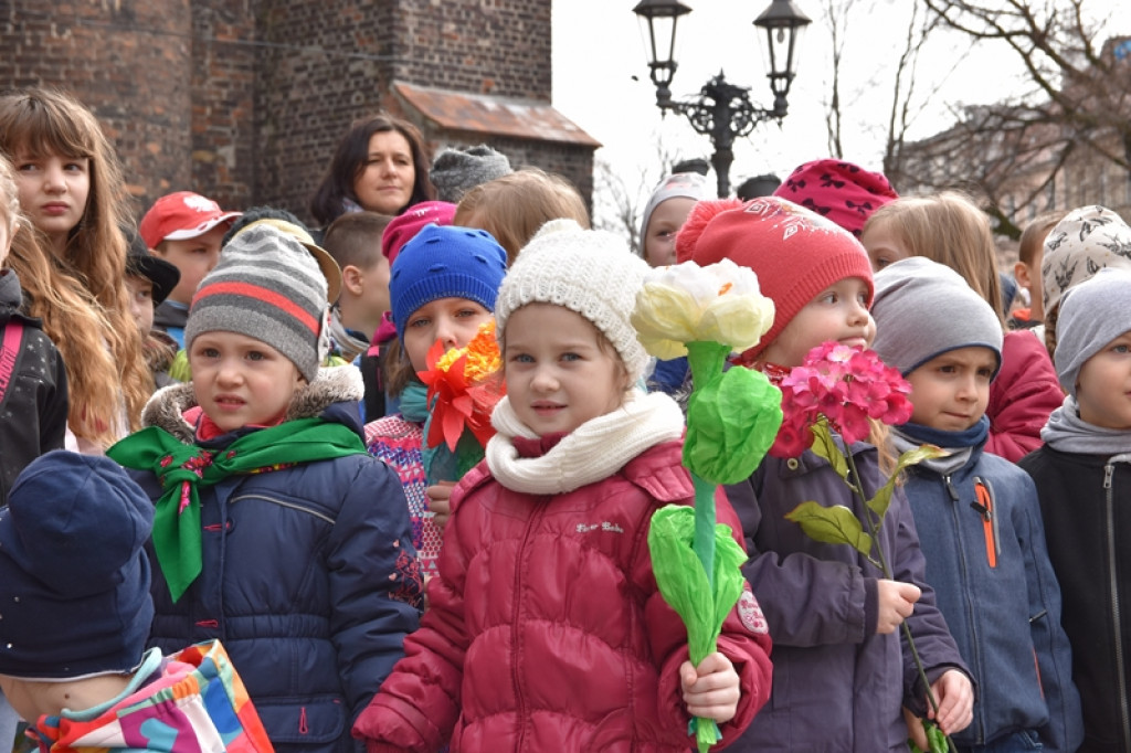 Przegonili zimę, powitali wiosnę! Ulicami Brzegu przeszedł 3. Integracyjny Marsz [ZDJĘCIA + VIDEO]