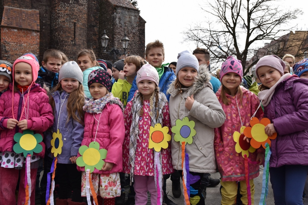 Przegonili zimę, powitali wiosnę! Ulicami Brzegu przeszedł 3. Integracyjny Marsz [ZDJĘCIA + VIDEO]