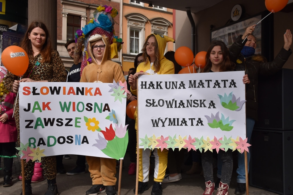 Przegonili zimę, powitali wiosnę! Ulicami Brzegu przeszedł 3. Integracyjny Marsz [ZDJĘCIA + VIDEO]
