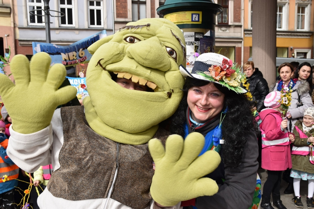 Przegonili zimę, powitali wiosnę! Ulicami Brzegu przeszedł 3. Integracyjny Marsz [ZDJĘCIA + VIDEO]