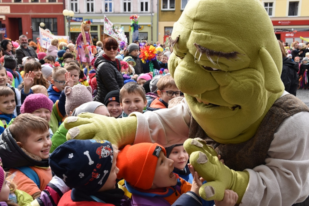 Przegonili zimę, powitali wiosnę! Ulicami Brzegu przeszedł 3. Integracyjny Marsz [ZDJĘCIA + VIDEO]