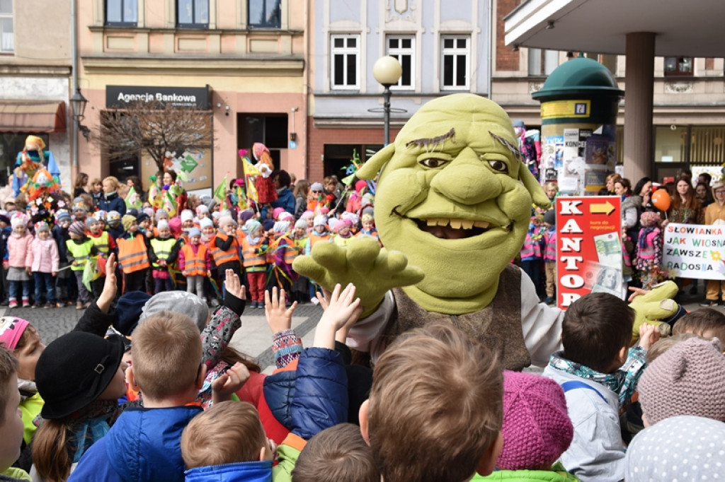 Przegonili zimę, powitali wiosnę! Ulicami Brzegu przeszedł 3. Integracyjny Marsz [ZDJĘCIA + VIDEO]