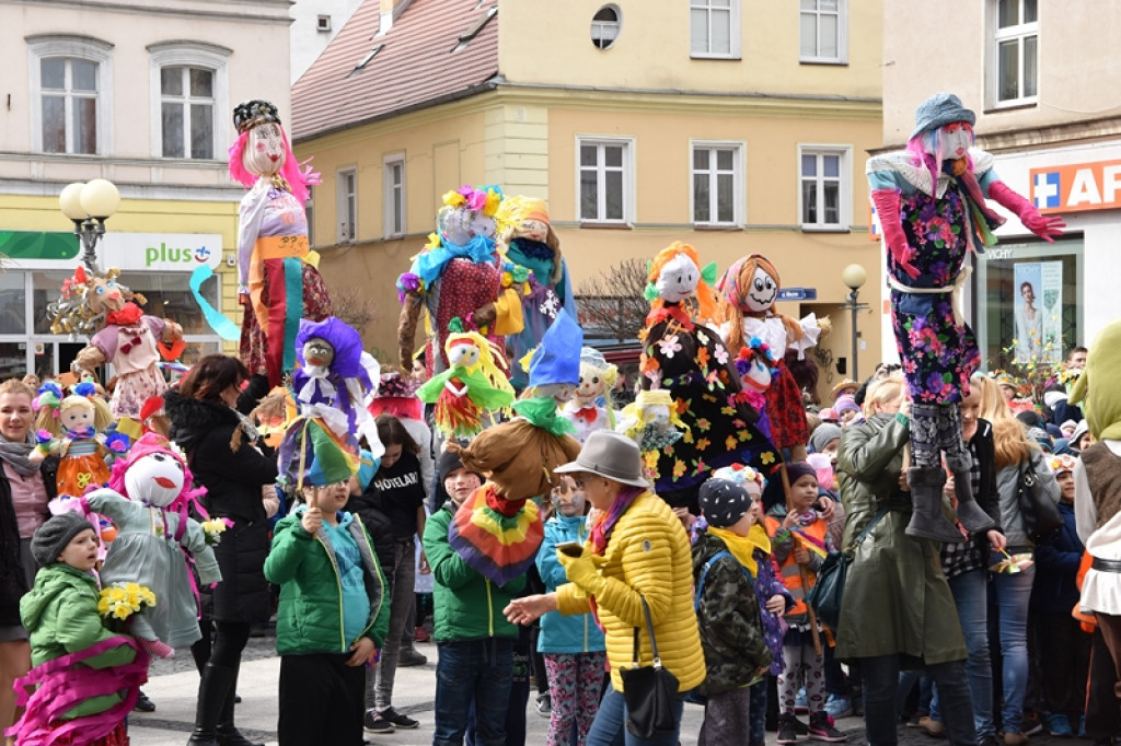 Przegonili zimę, powitali wiosnę! Ulicami Brzegu przeszedł 3. Integracyjny Marsz [ZDJĘCIA + VIDEO]
