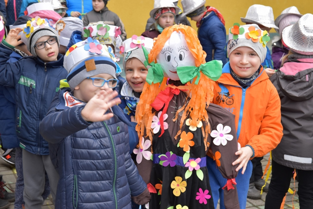 Przegonili zimę, powitali wiosnę! Ulicami Brzegu przeszedł 3. Integracyjny Marsz [ZDJĘCIA + VIDEO]