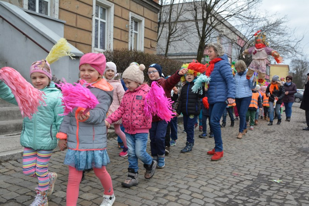 Przegonili zimę, powitali wiosnę! Ulicami Brzegu przeszedł 3. Integracyjny Marsz [ZDJĘCIA + VIDEO]