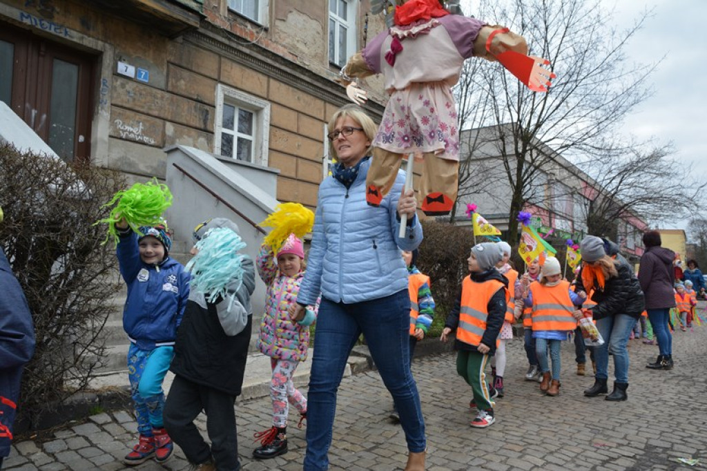 Przegonili zimę, powitali wiosnę! Ulicami Brzegu przeszedł 3. Integracyjny Marsz [ZDJĘCIA + VIDEO]