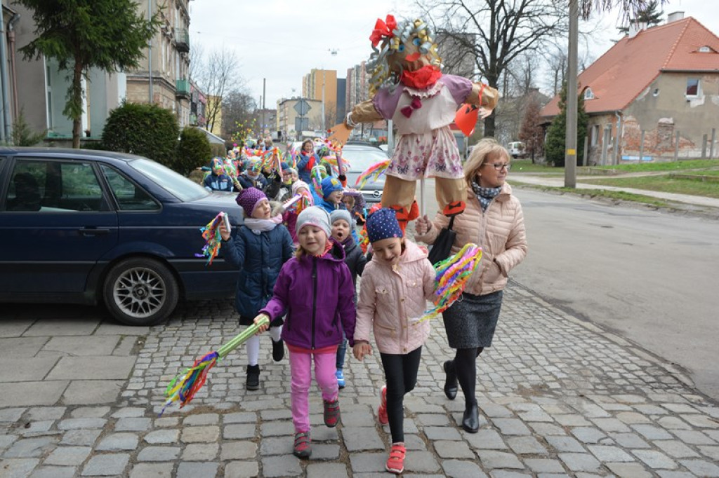 Przegonili zimę, powitali wiosnę! Ulicami Brzegu przeszedł 3. Integracyjny Marsz [ZDJĘCIA + VIDEO]
