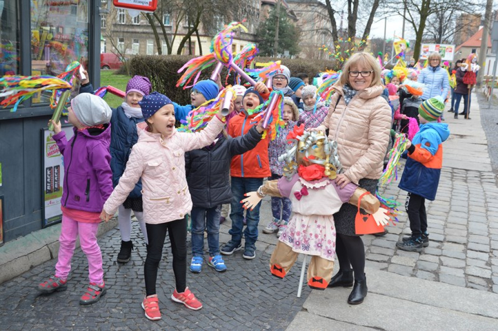 Przegonili zimę, powitali wiosnę! Ulicami Brzegu przeszedł 3. Integracyjny Marsz [ZDJĘCIA + VIDEO]
