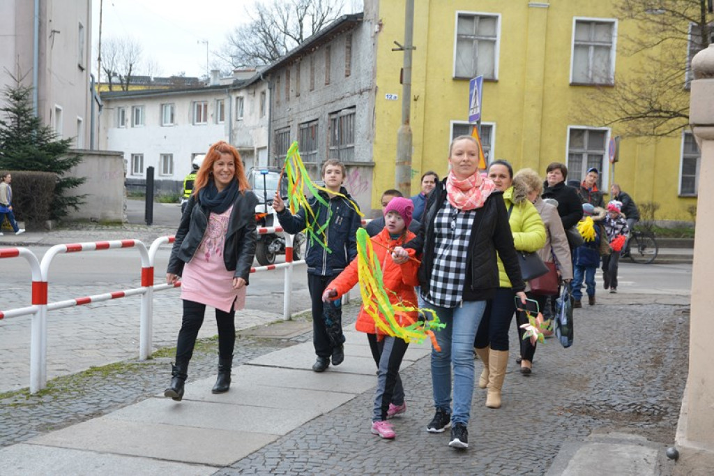 Przegonili zimę, powitali wiosnę! Ulicami Brzegu przeszedł 3. Integracyjny Marsz [ZDJĘCIA + VIDEO]