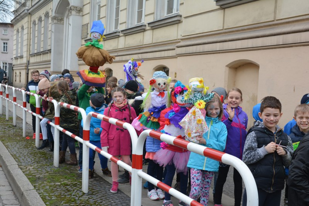 Przegonili zimę, powitali wiosnę! Ulicami Brzegu przeszedł 3. Integracyjny Marsz [ZDJĘCIA + VIDEO]