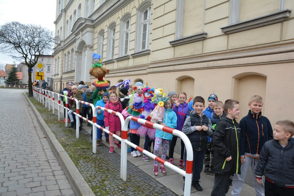 Przegonili zimę, powitali wiosnę! Ulicami Brzegu przeszedł 3. Integracyjny Marsz [ZDJĘCIA + VIDEO]