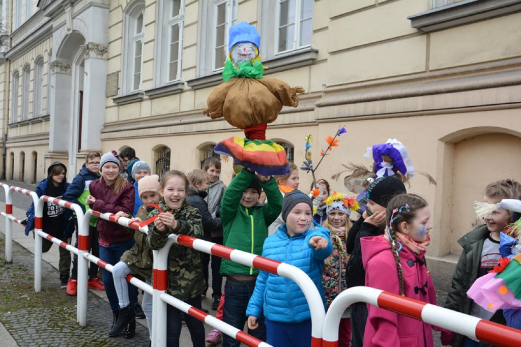 Przegonili zimę, powitali wiosnę! Ulicami Brzegu przeszedł 3. Integracyjny Marsz [ZDJĘCIA + VIDEO]