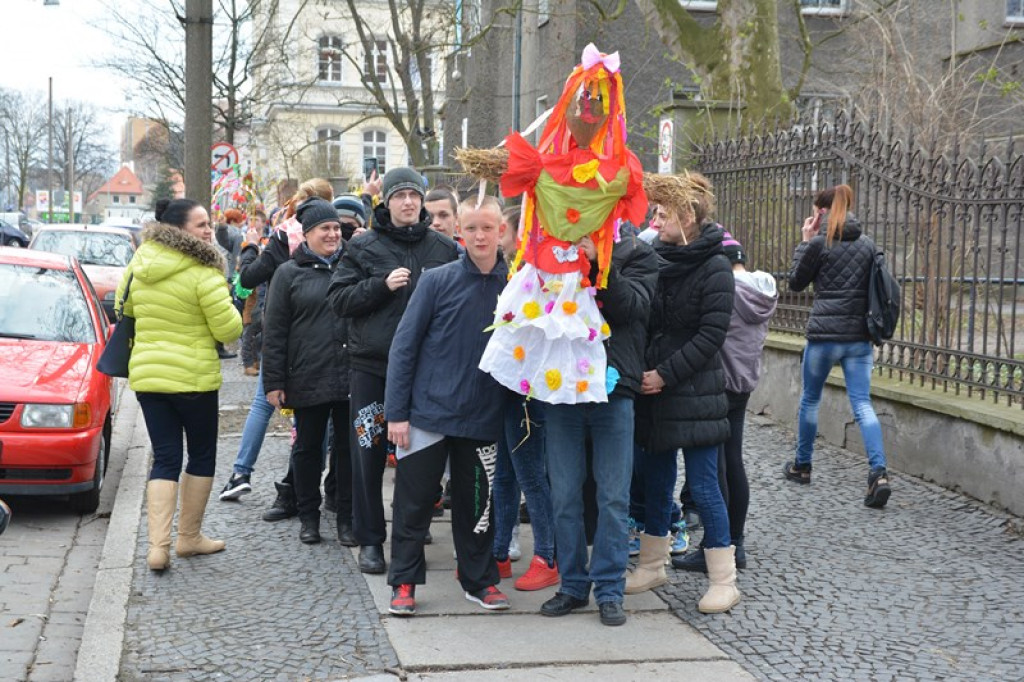 Przegonili zimę, powitali wiosnę! Ulicami Brzegu przeszedł 3. Integracyjny Marsz [ZDJĘCIA + VIDEO]