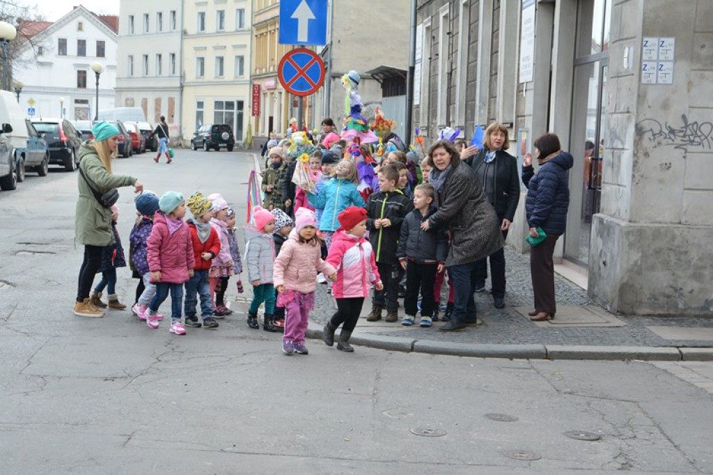 Przegonili zimę, powitali wiosnę! Ulicami Brzegu przeszedł 3. Integracyjny Marsz [ZDJĘCIA + VIDEO]