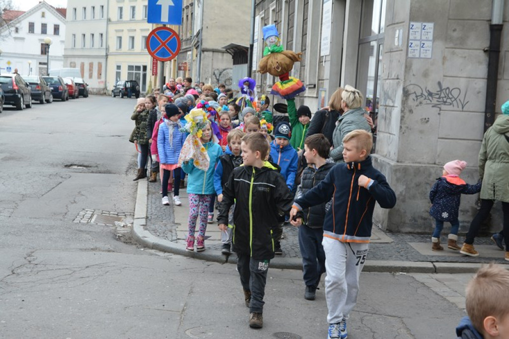 Przegonili zimę, powitali wiosnę! Ulicami Brzegu przeszedł 3. Integracyjny Marsz [ZDJĘCIA + VIDEO]