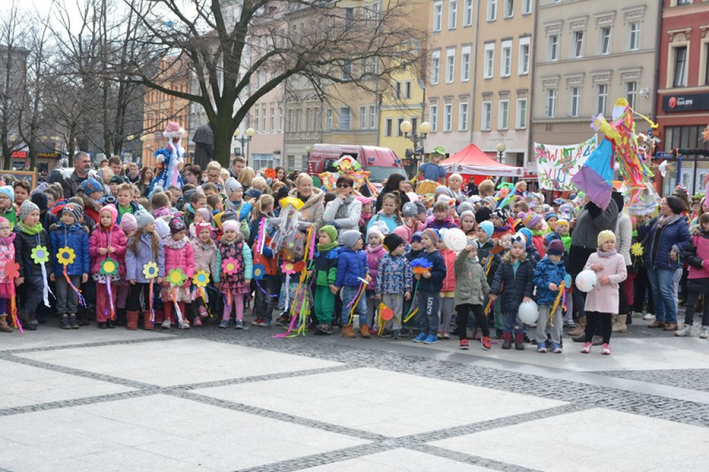 Przegonili zimę, powitali wiosnę! Ulicami Brzegu przeszedł 3. Integracyjny Marsz [ZDJĘCIA + VIDEO]