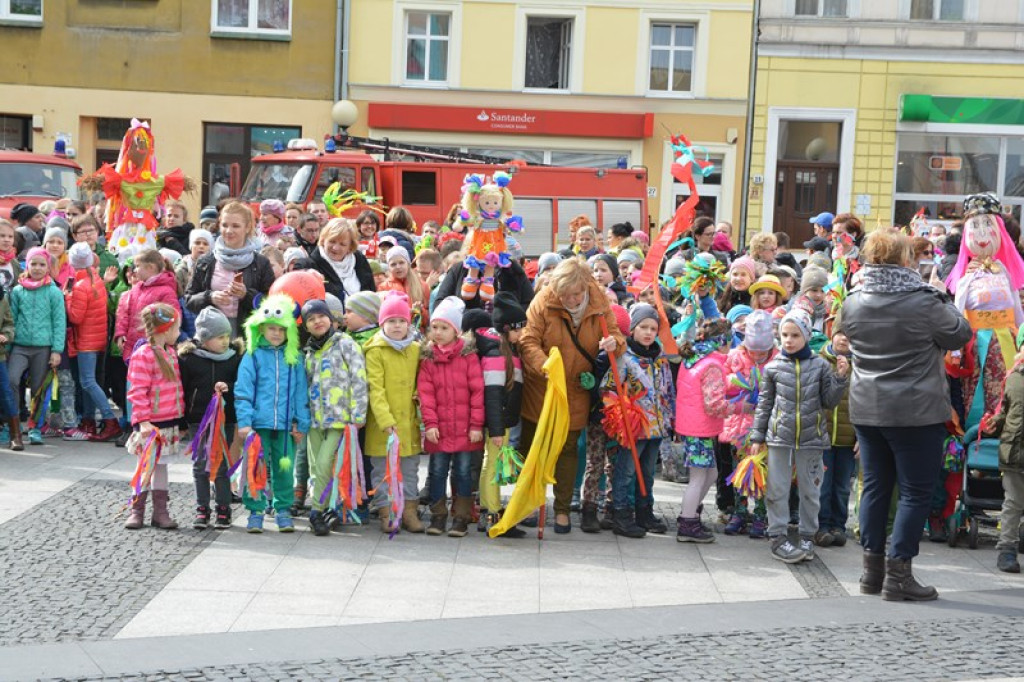 Przegonili zimę, powitali wiosnę! Ulicami Brzegu przeszedł 3. Integracyjny Marsz [ZDJĘCIA + VIDEO]
