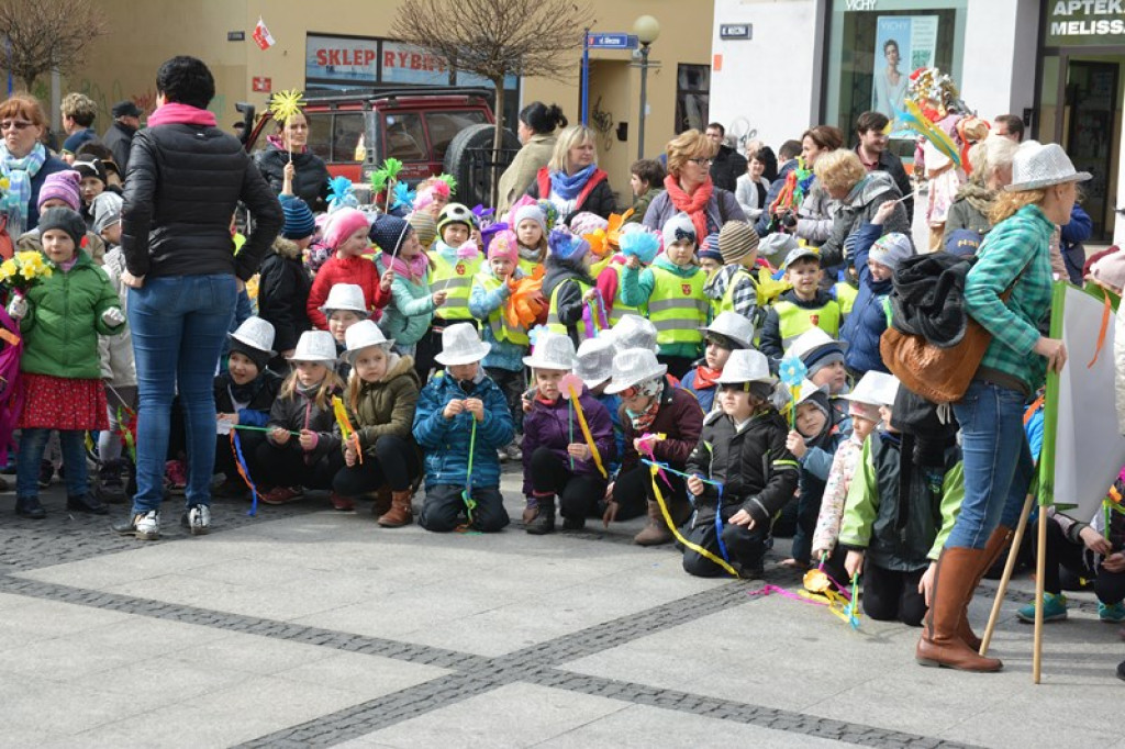 Przegonili zimę, powitali wiosnę! Ulicami Brzegu przeszedł 3. Integracyjny Marsz [ZDJĘCIA + VIDEO]