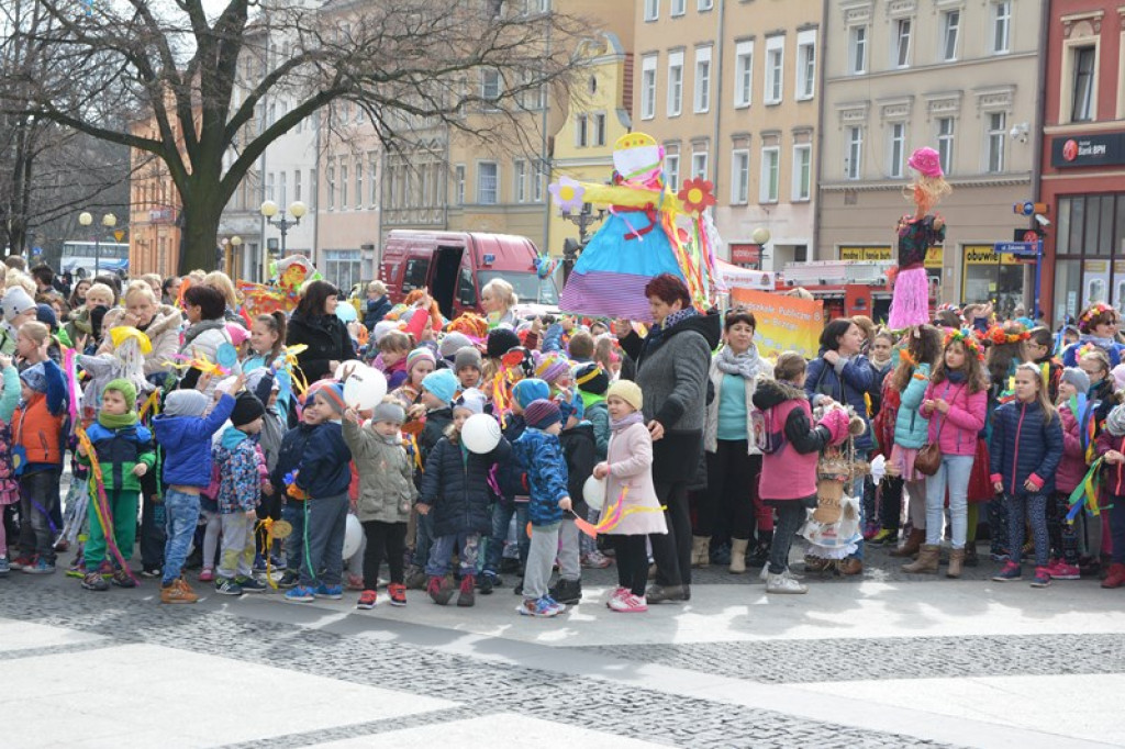Przegonili zimę, powitali wiosnę! Ulicami Brzegu przeszedł 3. Integracyjny Marsz [ZDJĘCIA + VIDEO]