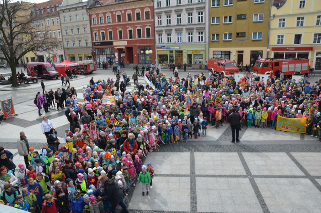 Przegonili zimę, powitali wiosnę! Ulicami Brzegu przeszedł 3. Integracyjny Marsz [ZDJĘCIA + VIDEO]