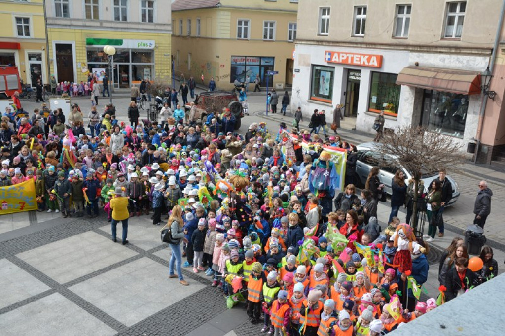 Przegonili zimę, powitali wiosnę! Ulicami Brzegu przeszedł 3. Integracyjny Marsz [ZDJĘCIA + VIDEO]