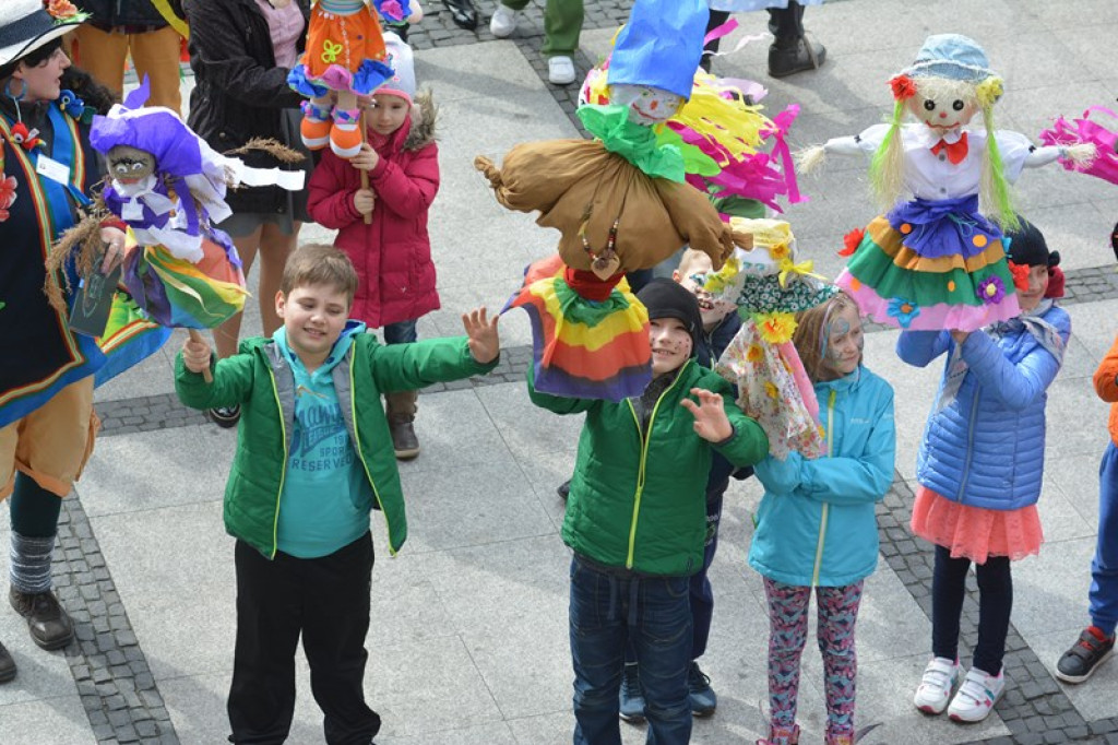 Przegonili zimę, powitali wiosnę! Ulicami Brzegu przeszedł 3. Integracyjny Marsz [ZDJĘCIA + VIDEO]