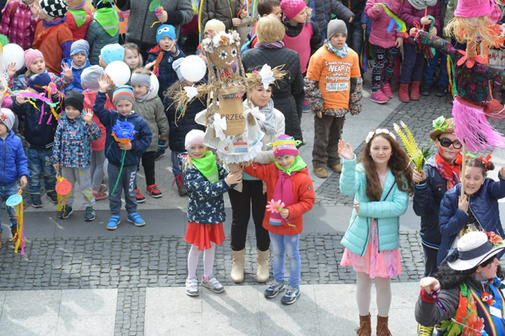 Przegonili zimę, powitali wiosnę! Ulicami Brzegu przeszedł 3. Integracyjny Marsz [ZDJĘCIA + VIDEO]