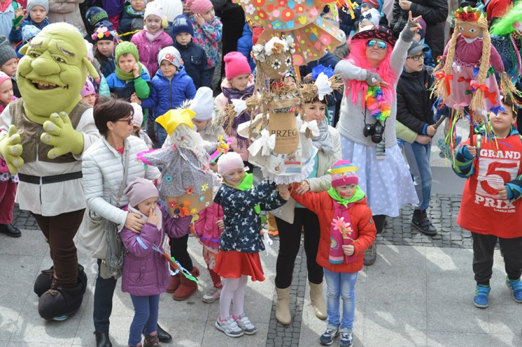 Przegonili zimę, powitali wiosnę! Ulicami Brzegu przeszedł 3. Integracyjny Marsz [ZDJĘCIA + VIDEO]