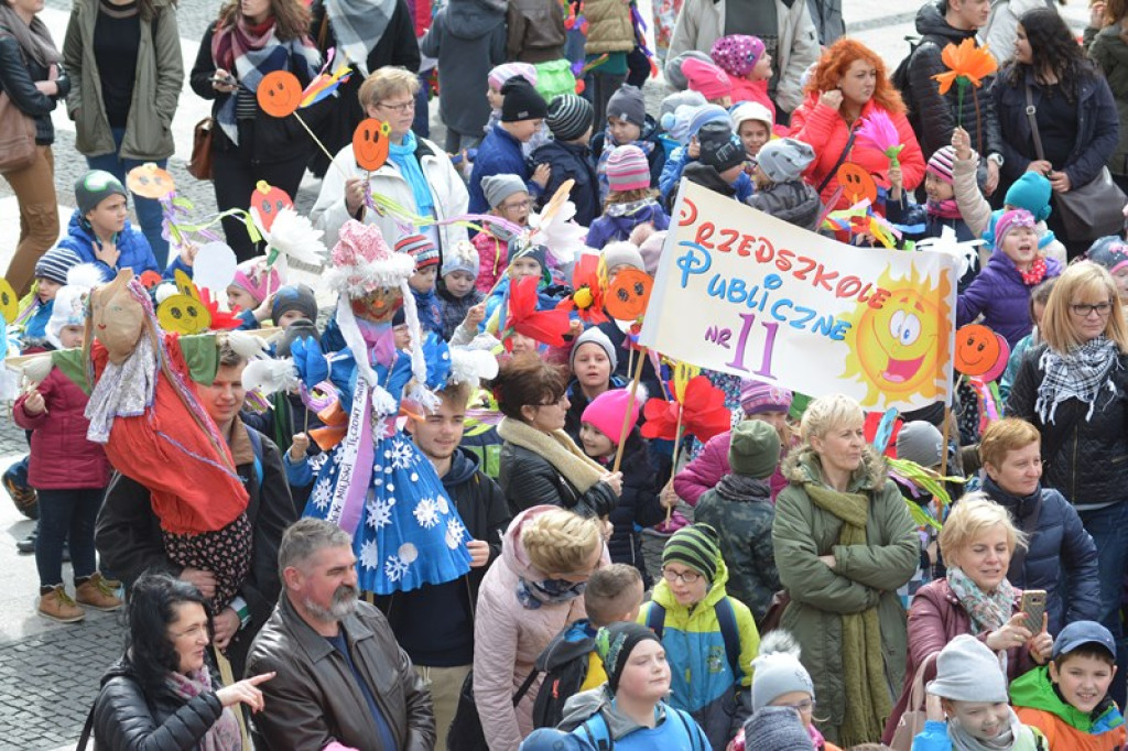 Przegonili zimę, powitali wiosnę! Ulicami Brzegu przeszedł 3. Integracyjny Marsz [ZDJĘCIA + VIDEO]