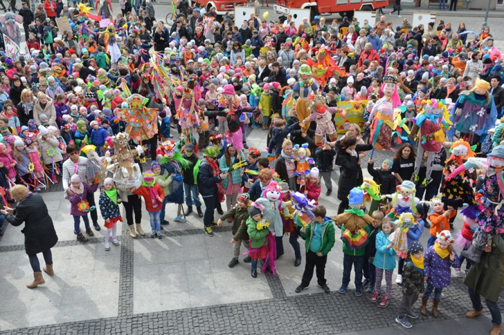 Przegonili zimę, powitali wiosnę! Ulicami Brzegu przeszedł 3. Integracyjny Marsz [ZDJĘCIA + VIDEO]