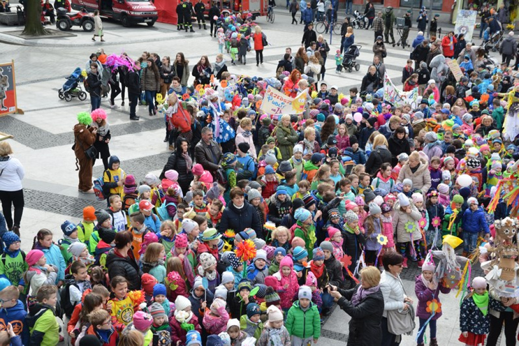 Przegonili zimę, powitali wiosnę! Ulicami Brzegu przeszedł 3. Integracyjny Marsz [ZDJĘCIA + VIDEO]
