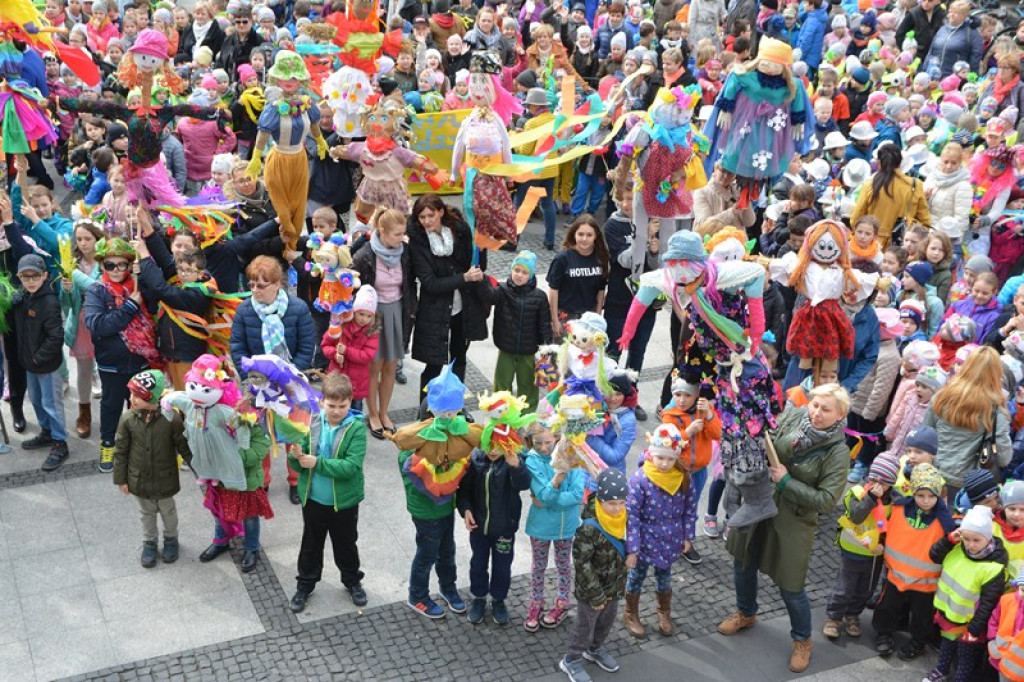 Przegonili zimę, powitali wiosnę! Ulicami Brzegu przeszedł 3. Integracyjny Marsz [ZDJĘCIA + VIDEO]