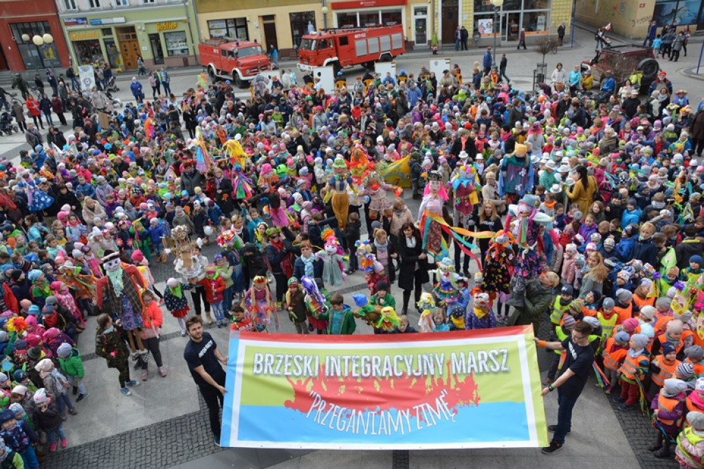 Przegonili zimę, powitali wiosnę! Ulicami Brzegu przeszedł 3. Integracyjny Marsz [ZDJĘCIA + VIDEO]