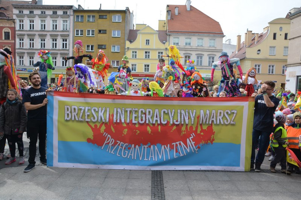 Przegonili zimę, powitali wiosnę! Ulicami Brzegu przeszedł 3. Integracyjny Marsz [ZDJĘCIA + VIDEO]