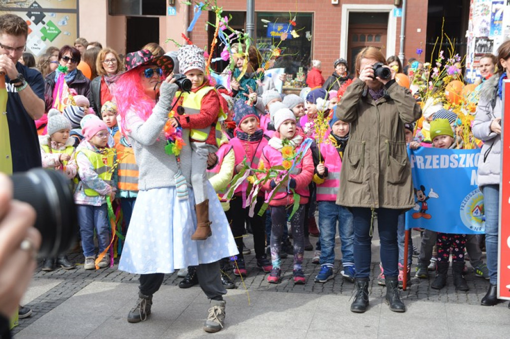 Przegonili zimę, powitali wiosnę! Ulicami Brzegu przeszedł 3. Integracyjny Marsz [ZDJĘCIA + VIDEO]