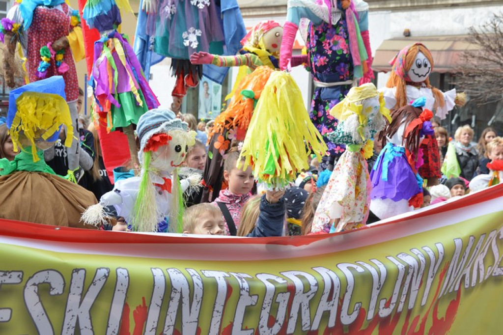 Przegonili zimę, powitali wiosnę! Ulicami Brzegu przeszedł 3. Integracyjny Marsz [ZDJĘCIA + VIDEO]