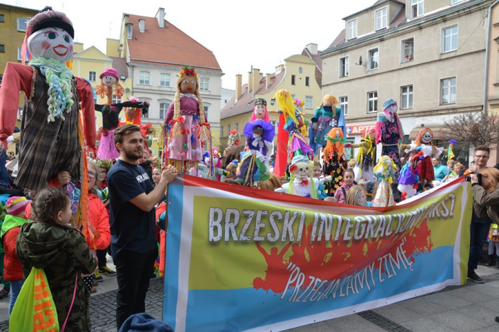 Przegonili zimę, powitali wiosnę! Ulicami Brzegu przeszedł 3. Integracyjny Marsz [ZDJĘCIA + VIDEO]