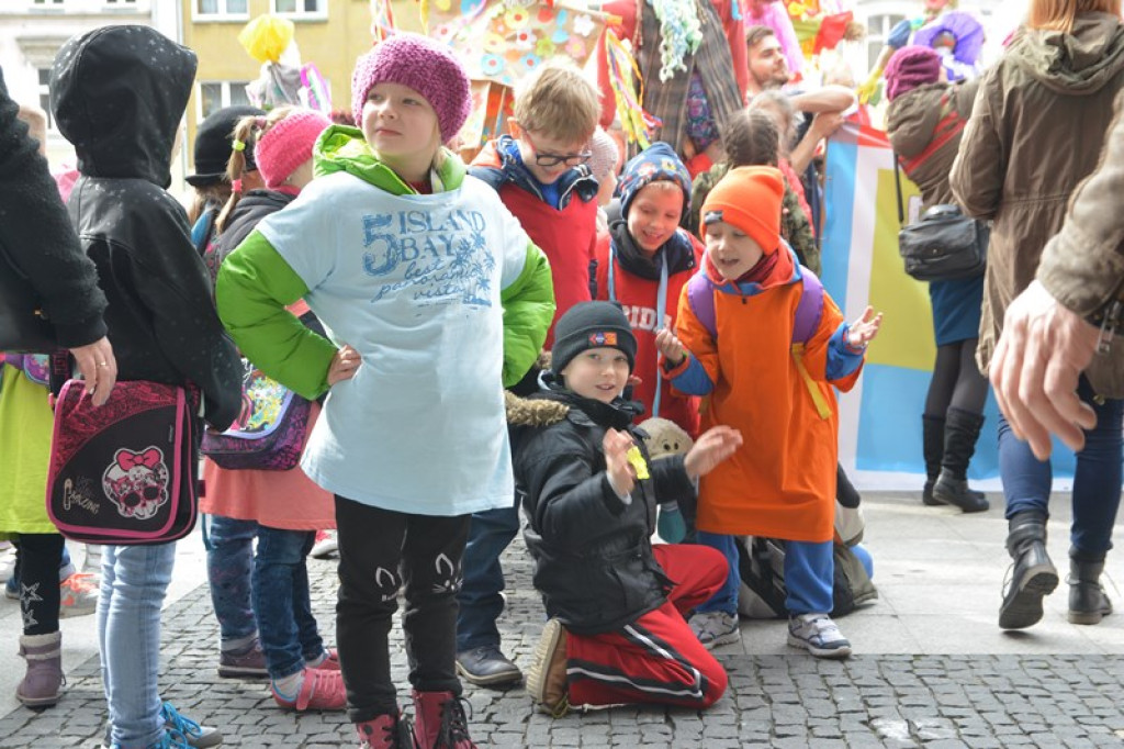 Przegonili zimę, powitali wiosnę! Ulicami Brzegu przeszedł 3. Integracyjny Marsz [ZDJĘCIA + VIDEO]