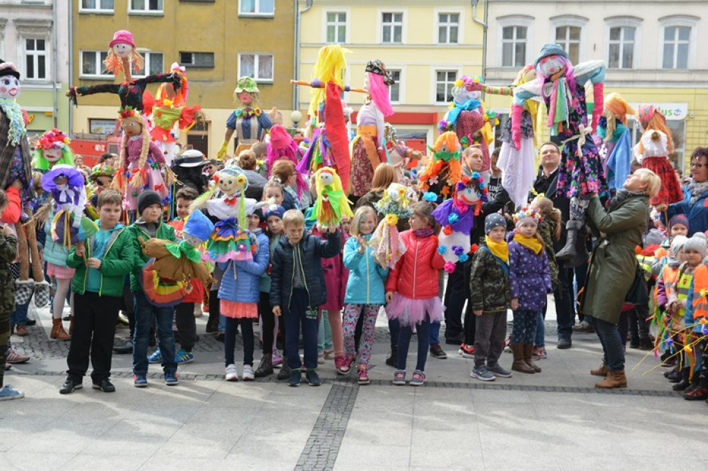 Przegonili zimę, powitali wiosnę! Ulicami Brzegu przeszedł 3. Integracyjny Marsz [ZDJĘCIA + VIDEO]