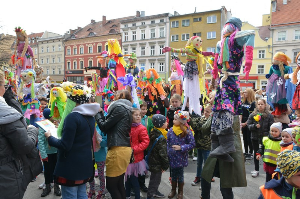 Przegonili zimę, powitali wiosnę! Ulicami Brzegu przeszedł 3. Integracyjny Marsz [ZDJĘCIA + VIDEO]