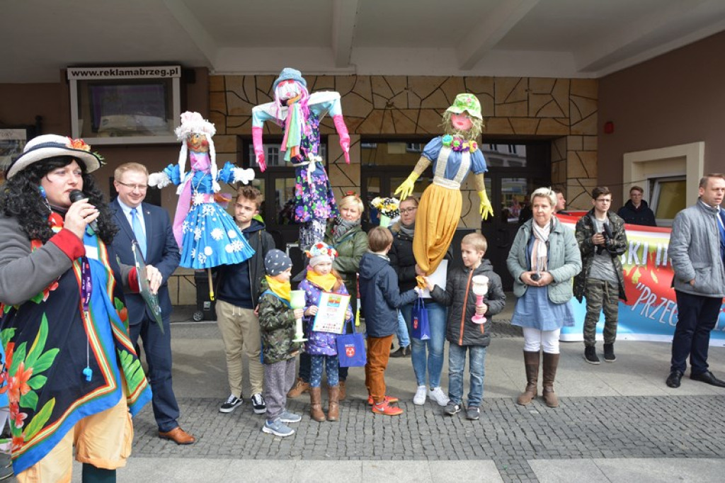 Przegonili zimę, powitali wiosnę! Ulicami Brzegu przeszedł 3. Integracyjny Marsz [ZDJĘCIA + VIDEO]