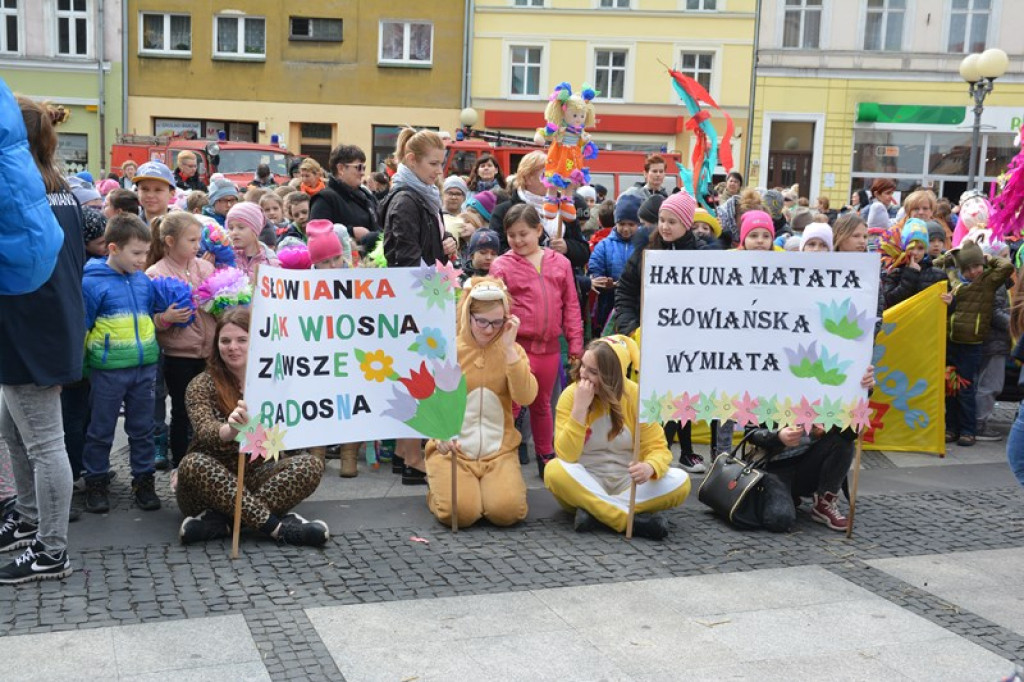 Przegonili zimę, powitali wiosnę! Ulicami Brzegu przeszedł 3. Integracyjny Marsz [ZDJĘCIA + VIDEO]