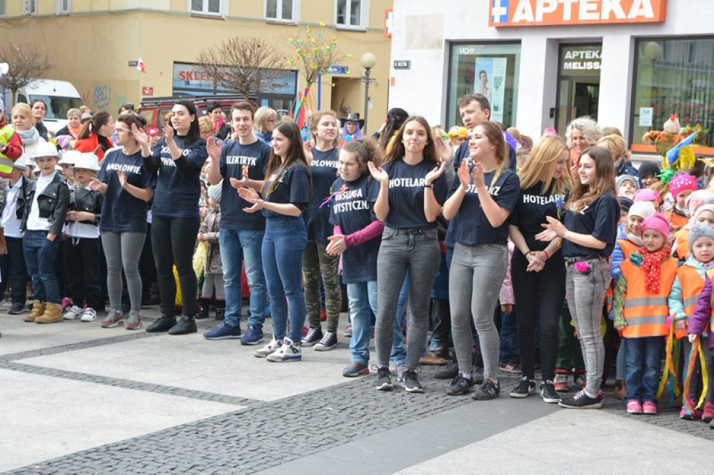 Przegonili zimę, powitali wiosnę! Ulicami Brzegu przeszedł 3. Integracyjny Marsz [ZDJĘCIA + VIDEO]