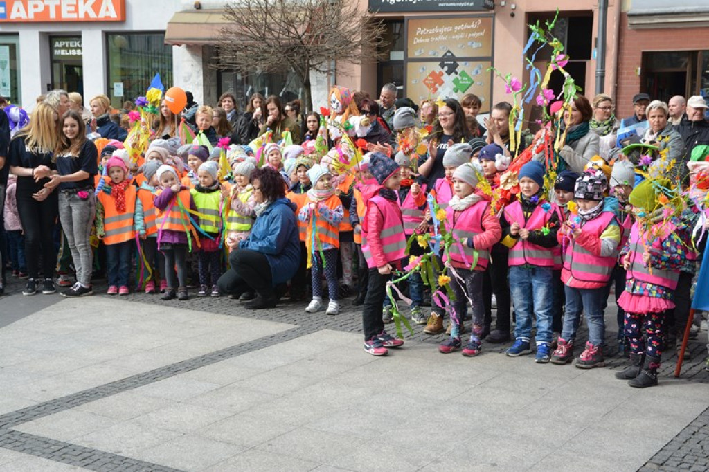 Przegonili zimę, powitali wiosnę! Ulicami Brzegu przeszedł 3. Integracyjny Marsz [ZDJĘCIA + VIDEO]