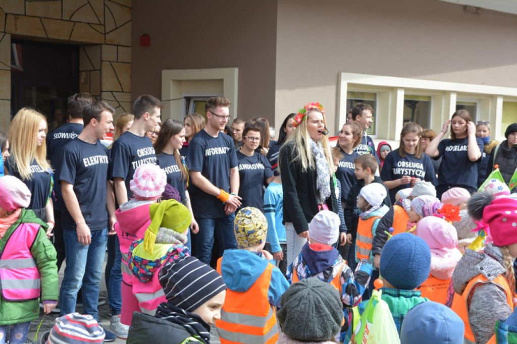 Przegonili zimę, powitali wiosnę! Ulicami Brzegu przeszedł 3. Integracyjny Marsz [ZDJĘCIA + VIDEO]