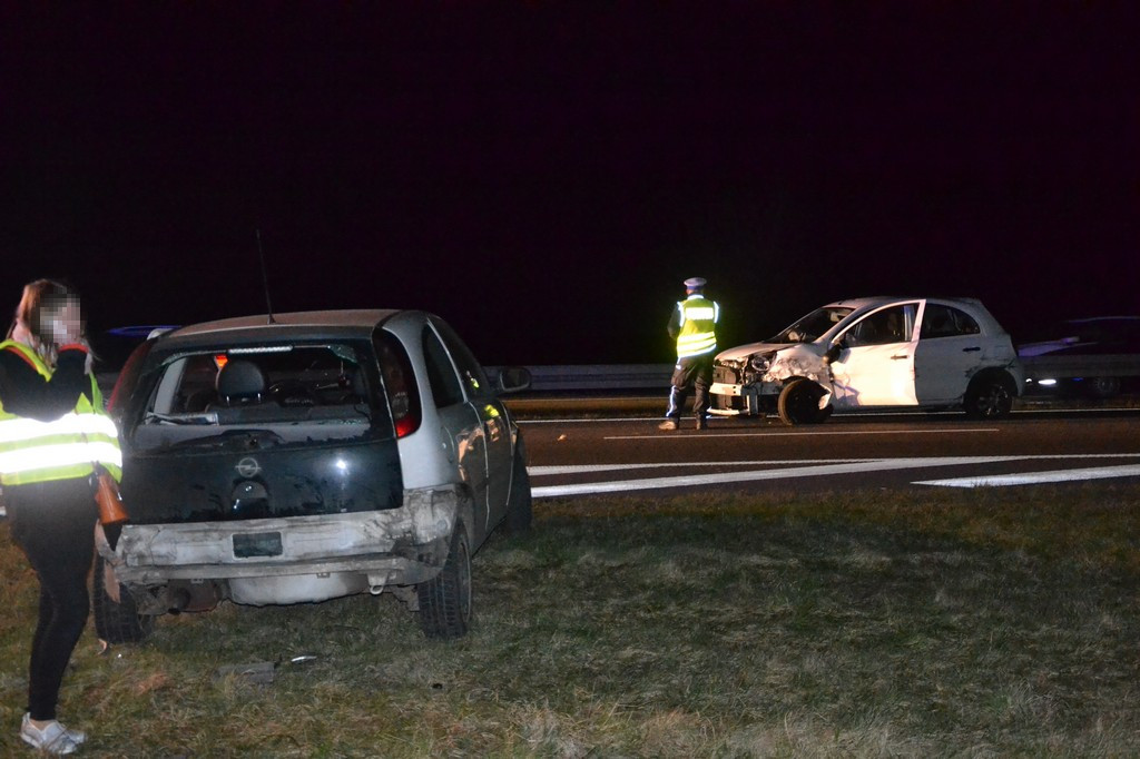 Zatrzymał się na autostradzie, aby udzielić pomocy poszkodowanemu i stał się uczestnikiem kolizji