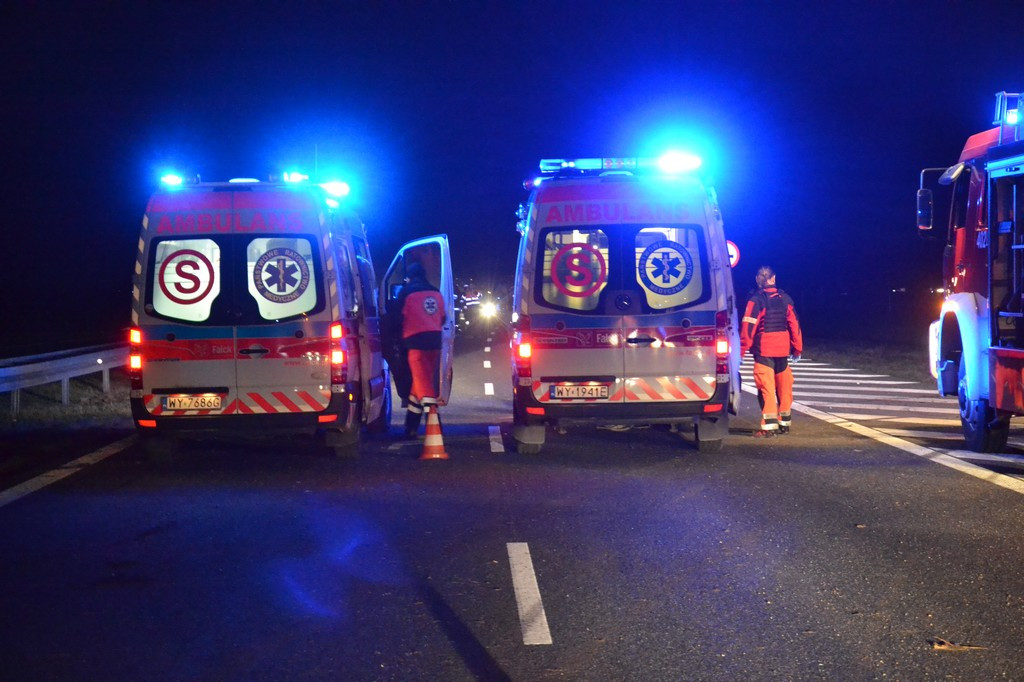 Zatrzymał się na autostradzie, aby udzielić pomocy poszkodowanemu i stał się uczestnikiem kolizji